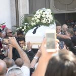 Folla per i funerali di Nadia Toffa: “Ha avuto fame e sete di giustizia, era dalla parte dei più deboli” [GALLERY]