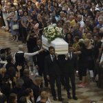 Folla per i funerali di Nadia Toffa: “Ha avuto fame e sete di giustizia, era dalla parte dei più deboli” [GALLERY]