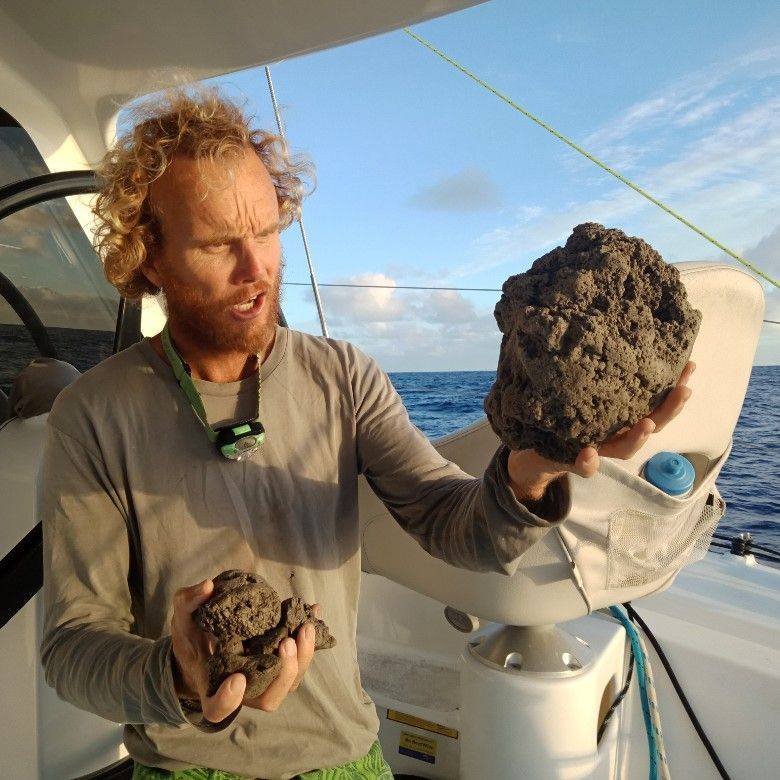 eruzione vulcano sottomarino tonga