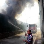 Incendi Toscana, a fuoco cartiera a Lucca: “Chiudete le finestre”. Chiusa la statale del Brennero [FOTO]