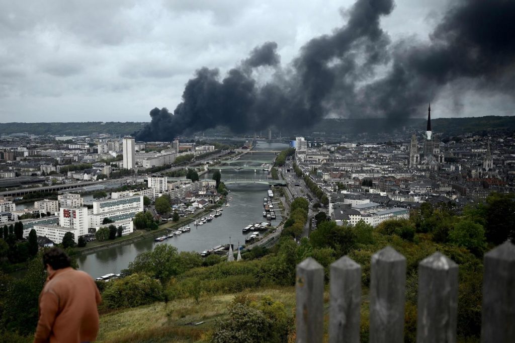 Francia, incendio stabilimento chimico Rouen