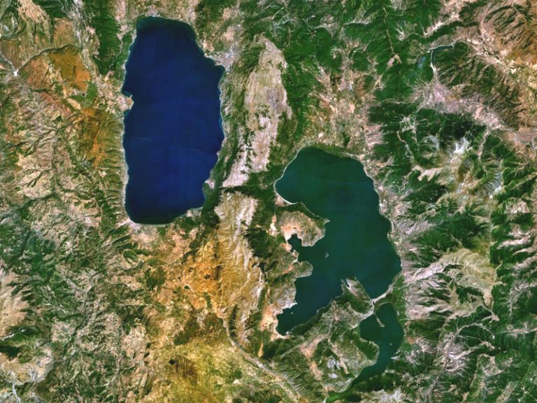 Immagine satellitare del Lago di Ocrina (in alto a sinistra) e Prespa (in basso a destra)