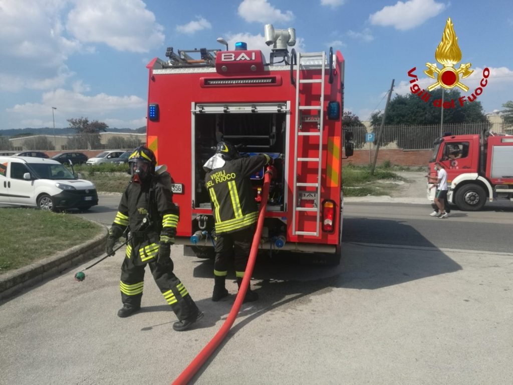 Incendio in azienda di Avellino