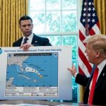 Uragano Dorian, Trump mostra una mappa alterata: “Ha minacciato l’Alabama”. Per tutti è un maldestro tentativo di confermare un tweet sbagliato [FOTO]