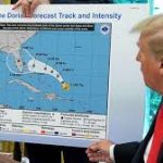 Uragano Dorian, Trump mostra una mappa alterata: “Ha minacciato l’Alabama”. Per tutti è un maldestro tentativo di confermare un tweet sbagliato [FOTO]