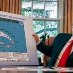 Uragano Dorian, Trump mostra una mappa alterata: “Ha minacciato l’Alabama”. Per tutti è un maldestro tentativo di confermare un tweet sbagliato [FOTO]