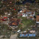 Uragano Dorian, storie di terrore e disperazione dalle Bahamas: uomo cieco scappa dalla tempesta, il figlio disabile sulle spalle [GALLERY]