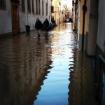 Disastro ad Empoli: la città è sott’acqua, fogne strabordate. Ecco le immagini postate dai cittadini sui social [FOTO]