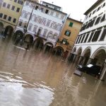 Disastro ad Empoli: la città è sott’acqua, fogne strabordate. Ecco le immagini postate dai cittadini sui social [FOTO]