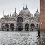 Acqua alta Venezia, allarme massimo: piazza San Marco allagata, atteso nuovo picco [LIVE]