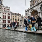 Acqua alta Venezia, allarme massimo: piazza San Marco allagata, atteso nuovo picco [LIVE]