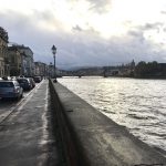 Maltempo Firenze, fiumi in piena: allagamenti diffusi e strade chiuse, l’Arno al primo livello di guardia [FOTO]