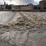 Maltempo Firenze, fiumi in piena: allagamenti diffusi e strade chiuse, l’Arno al primo livello di guardia [FOTO]