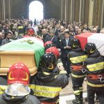 Addio ai vigili eroi, il caposquadra in sedia a rotelle ai funerali: folla in lacrime e feretri sulle autoscale [FOTO]