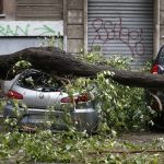 Maltempo Roma, strade allagate e disagi alla circolazione: albero cade su auto, grave giovane [FOTO]