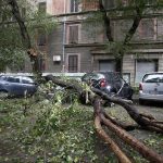 Maltempo Roma, strade allagate e disagi alla circolazione: albero cade su auto, grave giovane [FOTO]