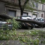 Maltempo Roma, strade allagate e disagi alla circolazione: albero cade su auto, grave giovane [FOTO]