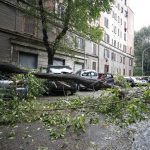 Maltempo Roma, strade allagate e disagi alla circolazione: albero cade su auto, grave giovane [FOTO]