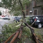 Maltempo Roma, strade allagate e disagi alla circolazione: albero cade su auto, grave giovane [FOTO]