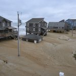 Meteo, violento Nor’easter negli USA: Outer Banks sepolte dalla sabbia [FOTO]