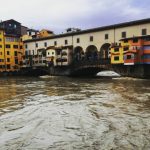 Maltempo, storica piena dell’Arno: prime esondazioni a monte, Firenze e Pisa col fiato sospeso. “Salite ai piani alti” [FOTO e VIDEO]