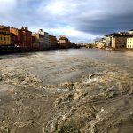 Maltempo, storica piena dell’Arno: prime esondazioni a monte, Firenze e Pisa col fiato sospeso. “Salite ai piani alti” [FOTO e VIDEO]