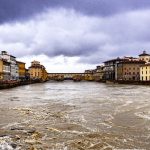 Maltempo, storica piena dell’Arno: prime esondazioni a monte, Firenze e Pisa col fiato sospeso. “Salite ai piani alti” [FOTO e VIDEO]