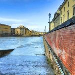 Maltempo, storica piena dell’Arno: prime esondazioni a monte, Firenze e Pisa col fiato sospeso. “Salite ai piani alti” [FOTO e VIDEO]