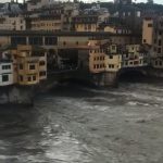 Maltempo, storica piena dell’Arno: prime esondazioni a monte, Firenze e Pisa col fiato sospeso. “Salite ai piani alti” [FOTO e VIDEO]