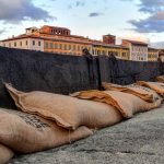 Maltempo, storica piena dell’Arno in Toscana: “non era così dal 1992”. Coprifuoco a Pisa, in azione l’esercito [FOTO e VIDEO]