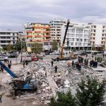 Terremoto Albania, si scava tra le macerie: il bilancio delle vittime sale a 40, anche 4 bambini [FOTO]