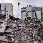 Terremoto Albania, si scava tra le macerie: il bilancio delle vittime sale a 40, anche 4 bambini [FOTO]