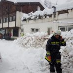 Bomba di NEVE sulle Alpi orientali, situazione drammatica in Alto Adige: esplodono linee ad alta tensione, migliaia isolati al buio. Chiuse A22 e ferrovia [VIDEO LIVE]