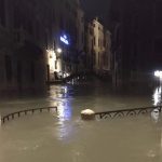 Apocalisse a Venezia nella notte, acqua alta da record: raggiunti 187cm, piazza San Marco sommersa [FOTO e VIDEO]