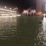 Apocalisse a Venezia nella notte, acqua alta da record: raggiunti 187cm, piazza San Marco sommersa [FOTO e VIDEO]