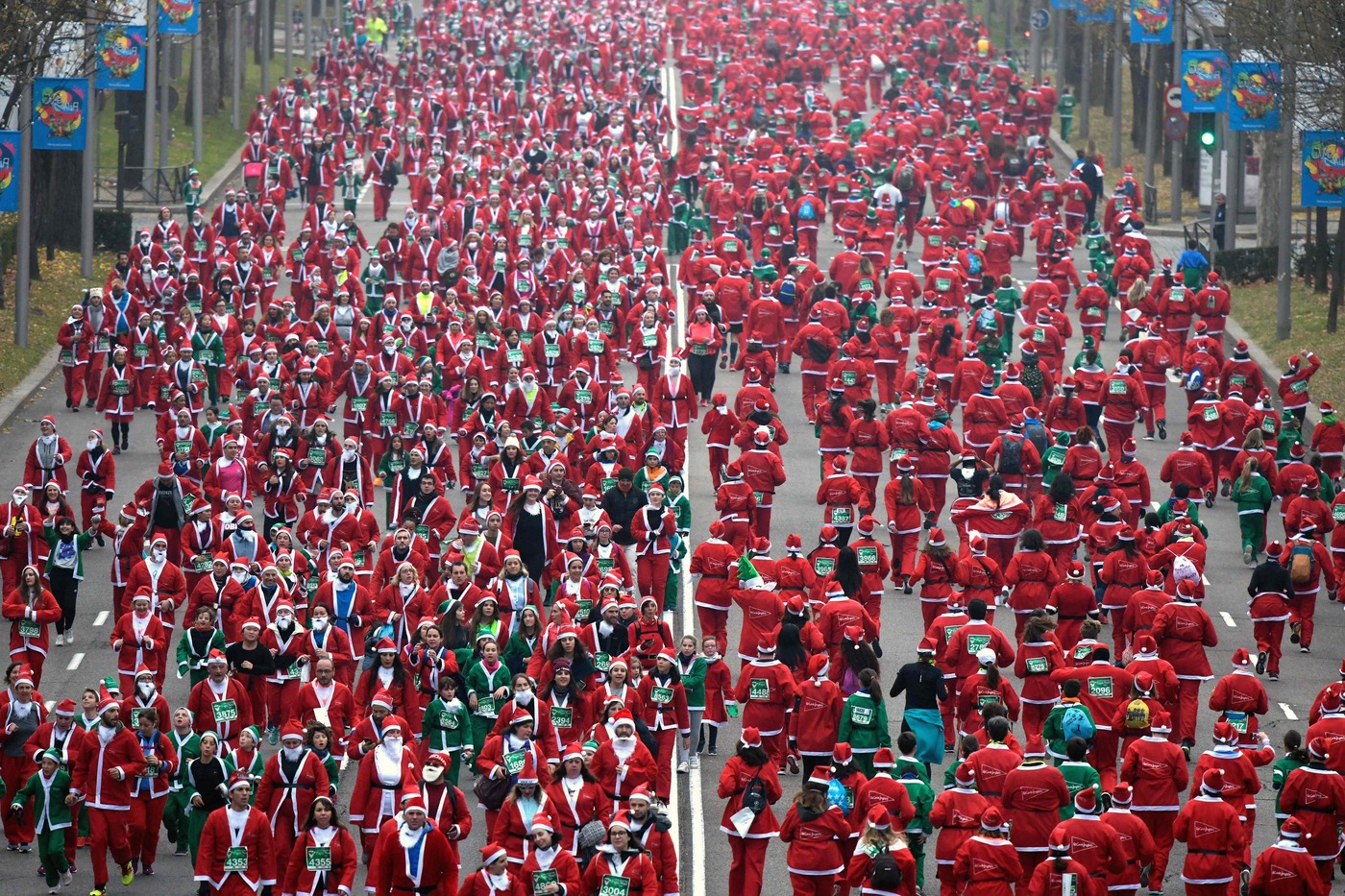 La corsa dei Babbi Natale, in migliaia per le strade di Madrid