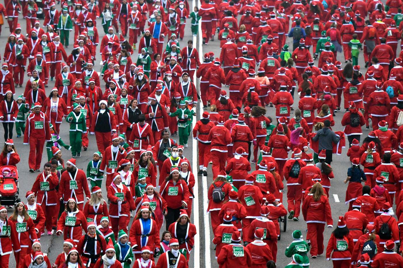 La corsa dei Babbi Natale, in migliaia per le strade di Madrid