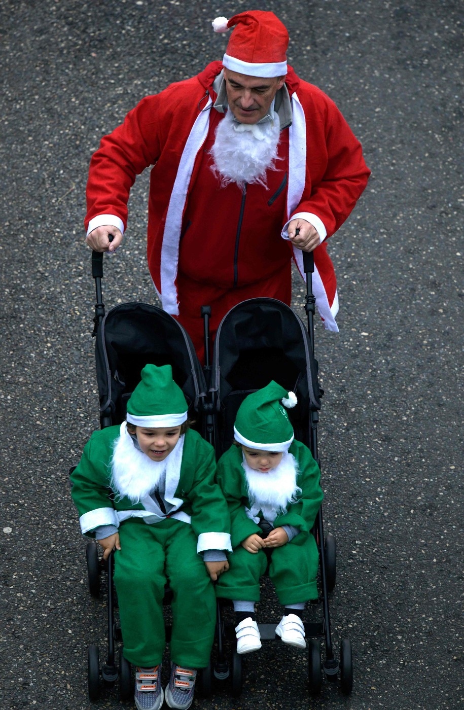 La corsa dei Babbi Natale, in migliaia per le strade di Madrid