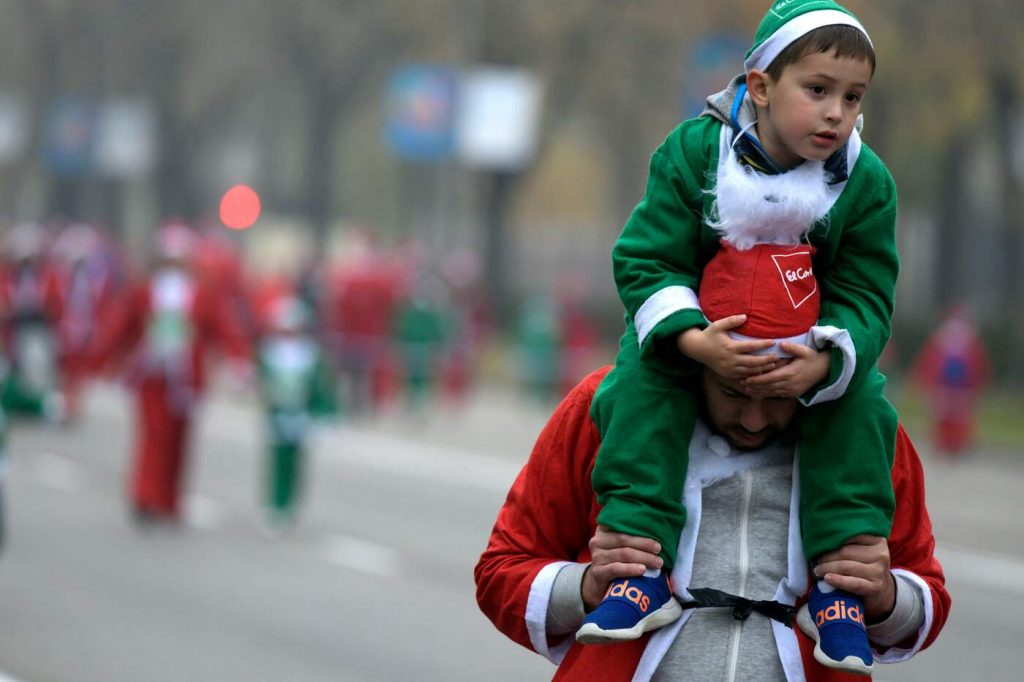 La corsa dei Babbi Natale, in migliaia per le strade di Madrid