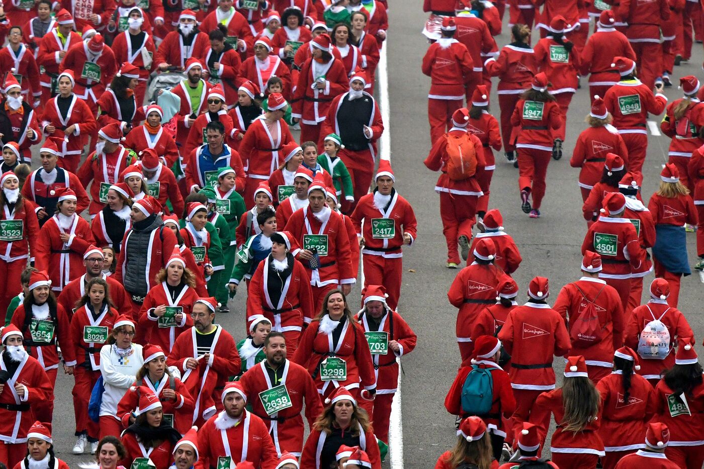 La corsa dei Babbi Natale, in migliaia per le strade di Madrid