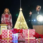 Trump accende l’albero di Natale alla Casa Bianca insieme a Melania [FOTO]