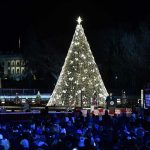 Trump accende l’albero di Natale alla Casa Bianca insieme a Melania [FOTO]