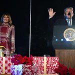 Trump accende l’albero di Natale alla Casa Bianca insieme a Melania [FOTO]