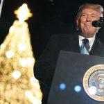 Trump accende l’albero di Natale alla Casa Bianca insieme a Melania [FOTO]