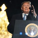 Trump accende l’albero di Natale alla Casa Bianca insieme a Melania [FOTO]