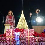 Trump accende l’albero di Natale alla Casa Bianca insieme a Melania [FOTO]