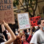 Manifestazione di protesta per il clima a Sydney: il fumo degli incendi soffoca la città [FOTO]