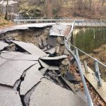 Maltempo, torna la pioggia e in Liguria collassa un’altra strada. Caldo pazzesco in tutt’Italia per lo scirocco [LIVE]