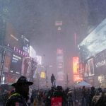 Meteo, dal sole alla visibilità quasi zero in pochi minuti: spettacolare Snow Squall “ingoia” New York [FOTO e VIDEO]