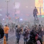 Meteo, dal sole alla visibilità quasi zero in pochi minuti: spettacolare Snow Squall “ingoia” New York [FOTO e VIDEO]